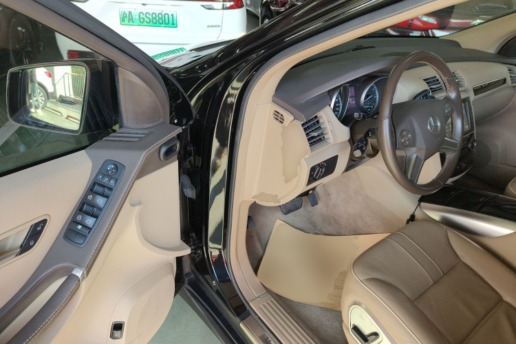 奔驰R级 2017款 R 320 4MATIC 商务型臻藏版中控内饰20