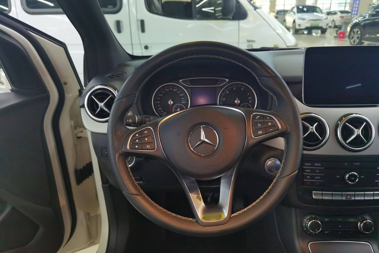 奔驰B级 2017款 B 200 动感型局部细节13