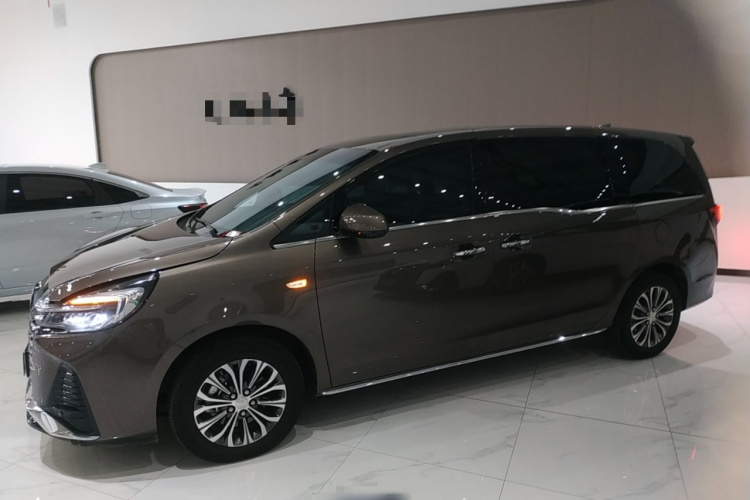 别克GL8 2023款 陆上公务舱 652T 豪华型车身外观4