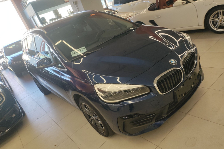 宝马2系多功能旅行车 2018款 220i 尊享型运动套装车身外观3