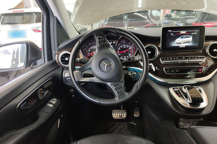 奔驰V级 2017款 V 260 L 尊贵加长版中控内饰13