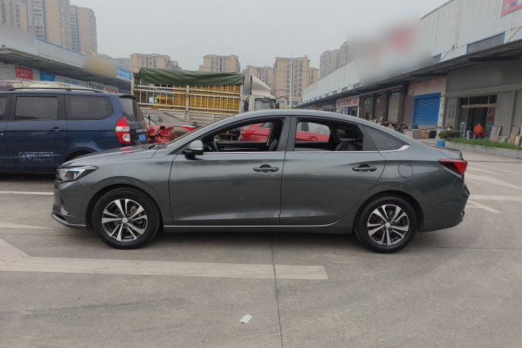 长安 逸动 2021款 PLUS 1.6L GDI 手动豪华型车身外观4