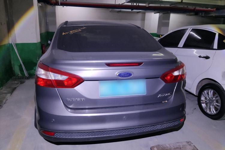 福特 福克斯 2012款 三厢 1.6L 自动风尚型车身外观6