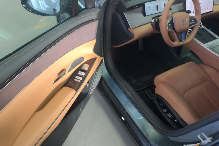 比亚迪 汉L 2025款 DM-p 四驱激光雷达旗舰型中控内饰7003