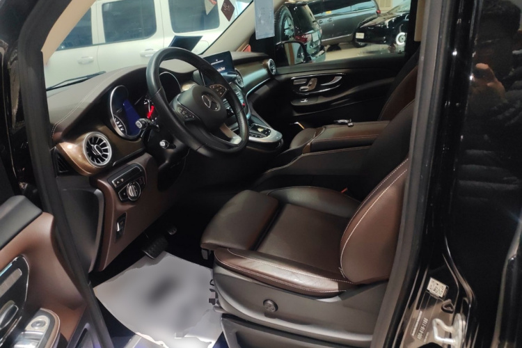 奔驰V级 2022款 V 260 L 长轴距尊贵版中控内饰19