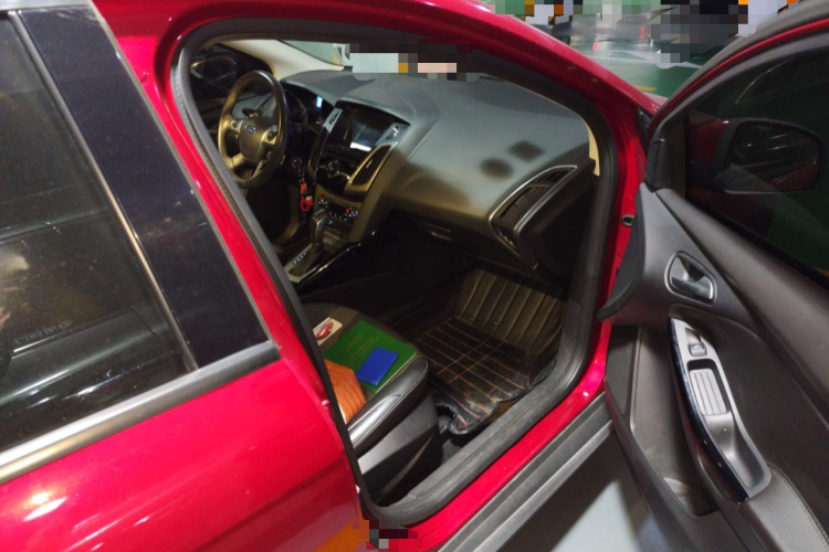 福特 福克斯 2012款 两厢 1.6L 自动风尚型局部细节9005