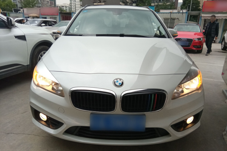 宝马2系旅行车 2016款 218i 时尚型车身外观2