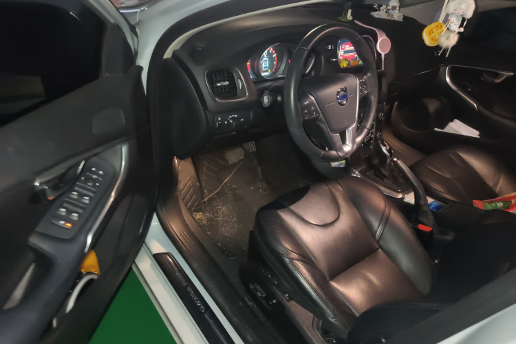 沃尔沃V40 2016款 T3 智逸版中控内饰20