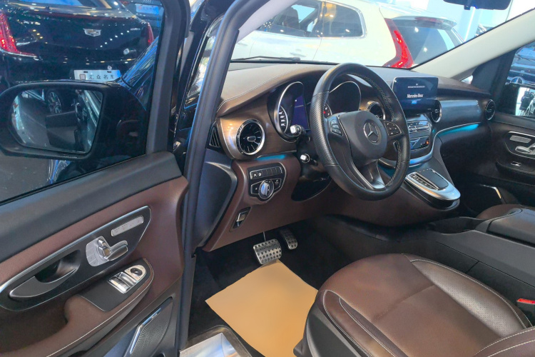 奔驰V级 2021款 V 260 L 长轴距豪华版中控内饰20