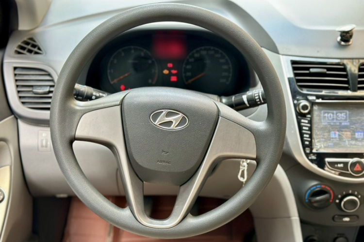 现代 瑞纳 2014款 1.4L 手动智能型GLS中控内饰7002