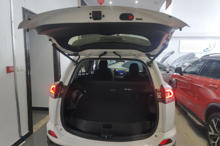 丰田 RAV4荣放 2019款 2.0L CVT两驱先锋版 国V机舱底盘23