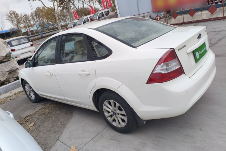 福特 福克斯 2013款 三厢经典 1.8L 手动基本型车身外观4