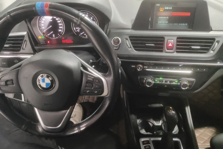 宝马1系 2017款 118i 运动型中控内饰12