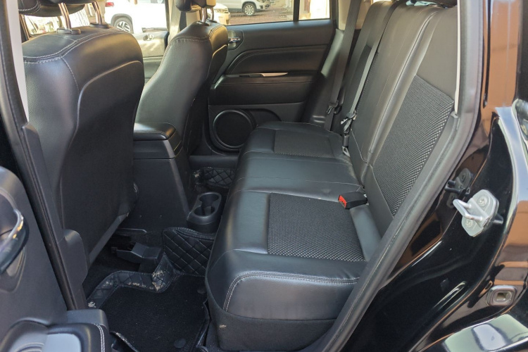 Jeep 指南者(进口) 2014款 改款 2.4L 四驱舒适版中控内饰21