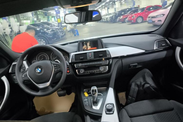 宝马3系 2017款 320i M运动型中控内饰7002