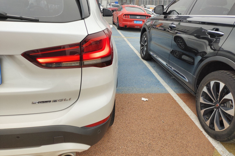 宝马X1 2022款 sDrive20Li 尊享型车身外观6006