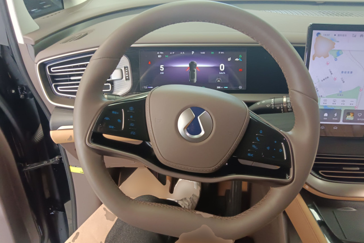 腾势D9 2022款 DM-i 970 四驱旗舰型中控内饰13