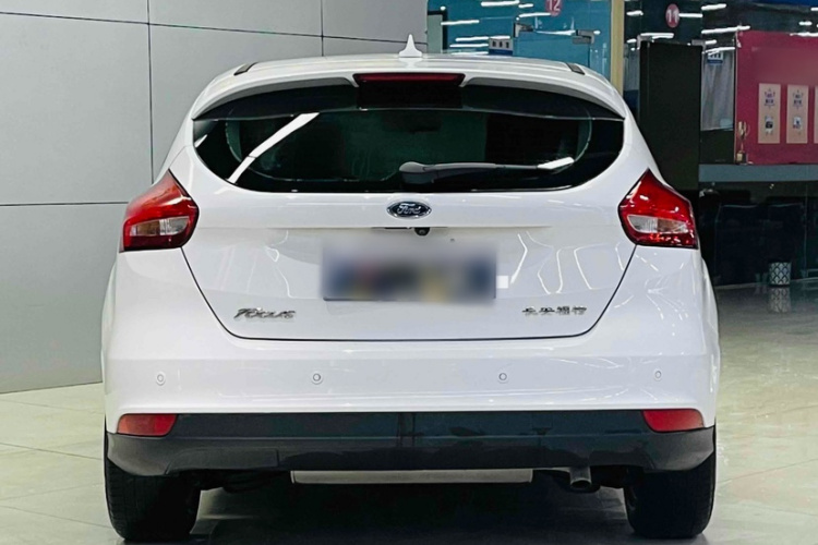 福特 福克斯 2018款 两厢经典 1.6L 自动风尚型智行版车身外观6004