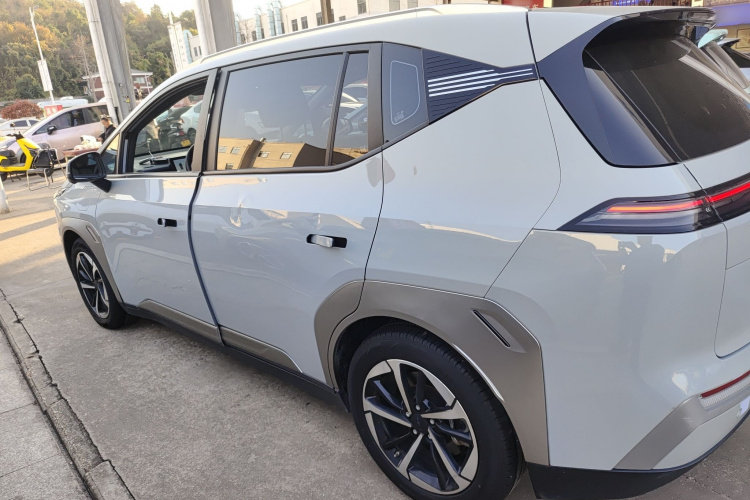 埃安 AION Y 2023款 Plus 510 智领版车身外观4