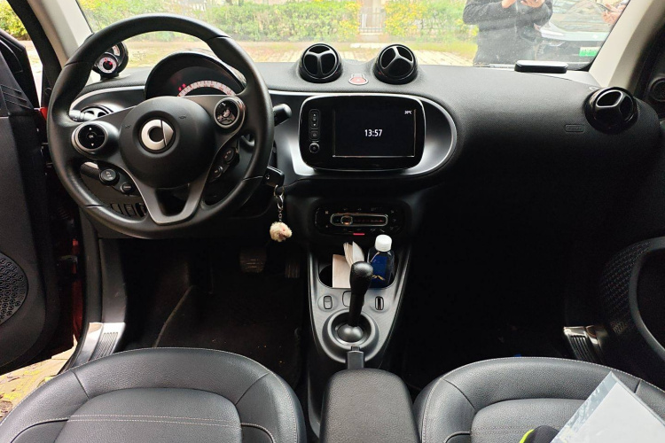 smart fortwo 2016款 0.9T 66千瓦硬顶先锋版中控内饰12