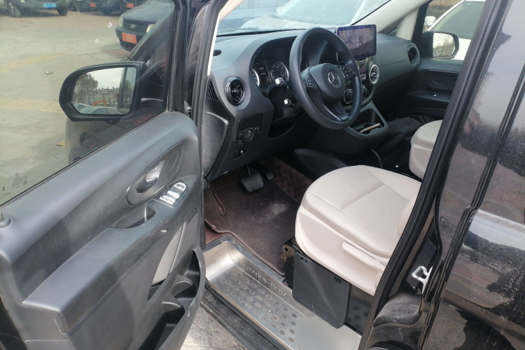 奔驰 威霆 2021款 2.0T 精英版 7座中控内饰20