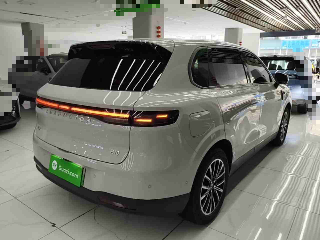 车辆右后45度角实拍