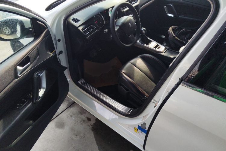 标致408 2016款 1.6T 自动豪华版中控内饰20