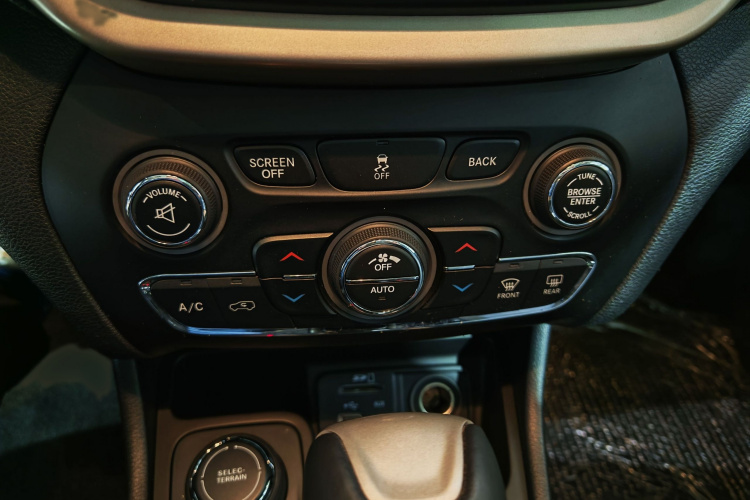 Jeep 自由光(进口) 2014款 2.4L 豪华版中控内饰7010