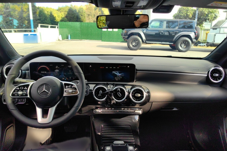 奔驰A级 2020款 改款 A 180 L 运动轿车特殊配置中控内饰7001