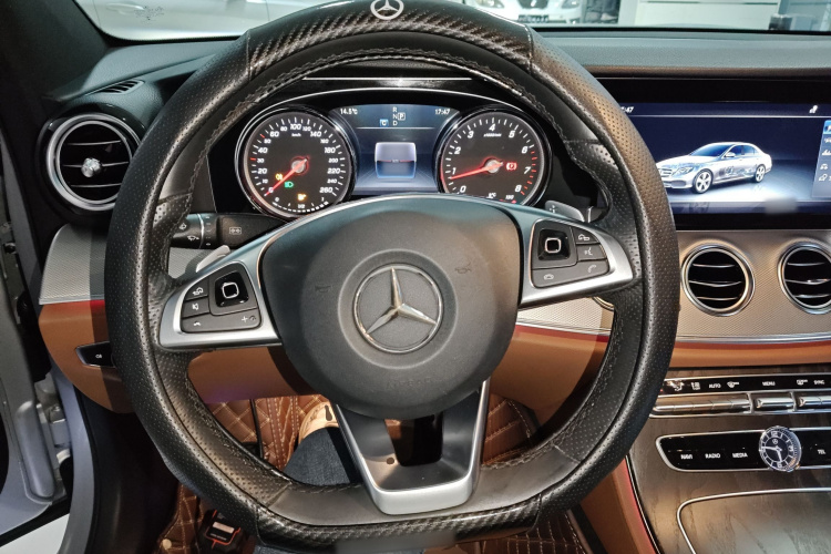 奔驰E级 2017款 改款 E 300 运动型局部细节13