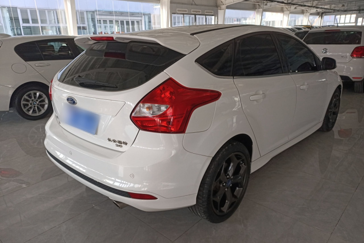 福特 福克斯 2012款 两厢 2.0L 手动豪华运动型车身外观7