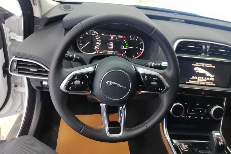 捷豹XEL 2020款 2.0T 200PS S进取优雅版中控内饰13