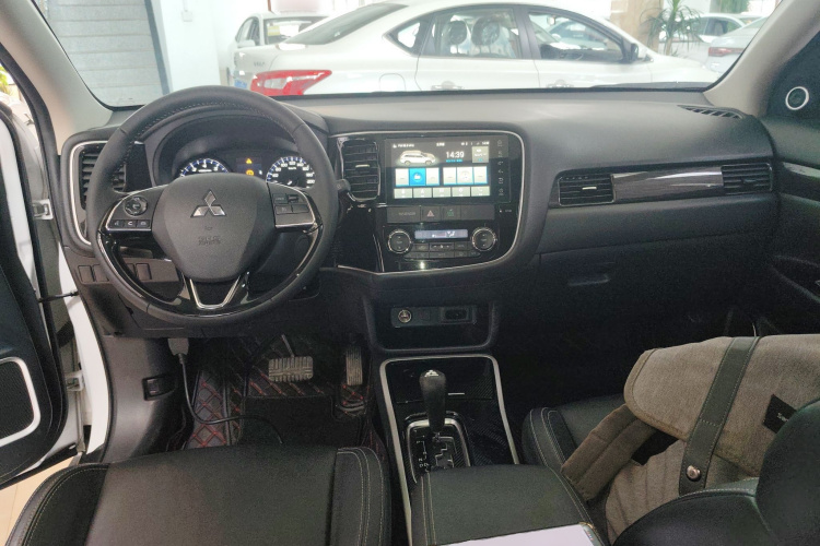 三菱 欧蓝德 2020款 2.0L 两驱畅享版 5座中控内饰12