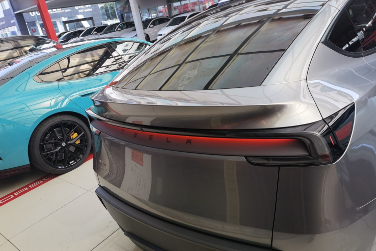 特斯拉 Model Y 2025款 后轮驱动 首发版车身外观6