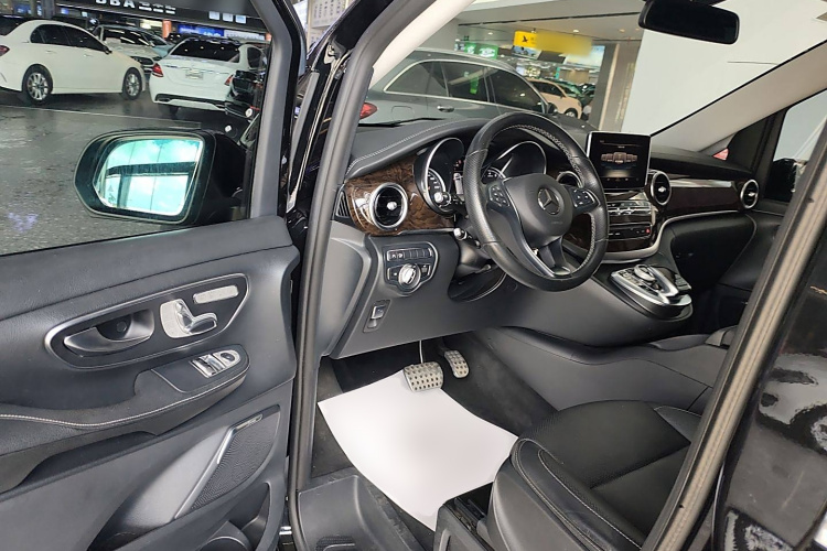 奔驰V级 2018款 V 260 L 尊贵加长版 国VI中控内饰7003