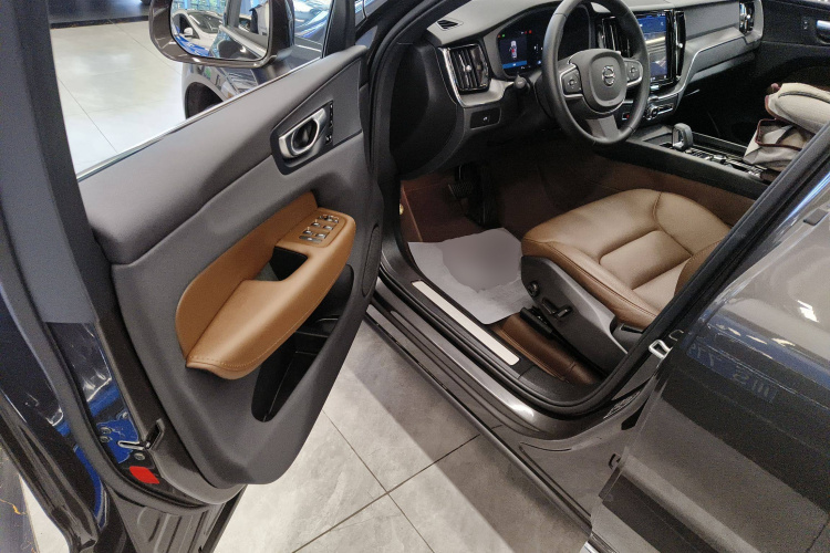 沃尔沃XC60 2025款 B5 四驱智逸豪华版中控内饰20