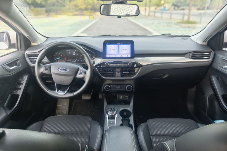 福特 福克斯 2020款 三厢 EcoBoost 180 自动锋潮型中控内饰7002