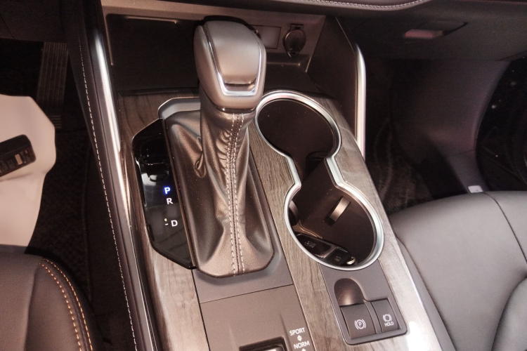 丰田 皇冠陆放 2024款 2.5L HEV四驱尊贵版局部细节18