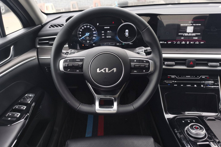 起亚K5 2025款 1.5T 尊贵版中控内饰13