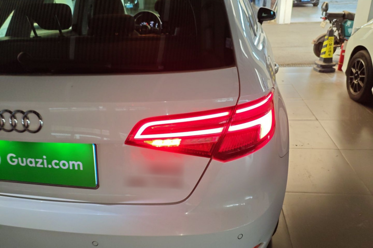 奥迪A3 2018款 30周年年型 Sportback 35 TFSI 进取型车身外观9