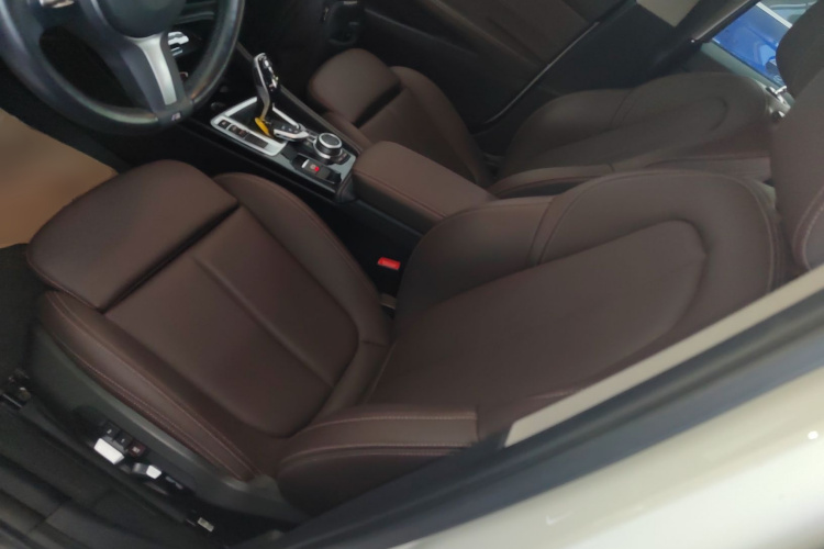 宝马1系 2021款 改款 120i M运动曜夜版中控内饰19