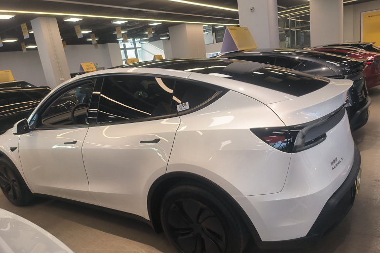 特斯拉 Model Y 2025款 后轮驱动版车身外观4