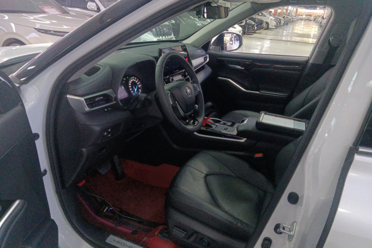 丰田 汉兰达 2023款 2.5L智能电混双擎四驱尊贵版 7座中控内饰19