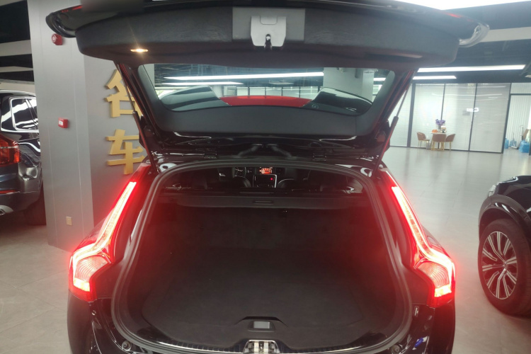 沃尔沃V60 2017款 2.0T Polestar机舱底盘23