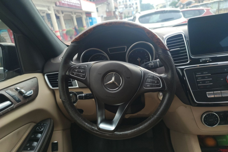 奔驰GLE 2017款 GLE 320 4MATIC 动感型中控内饰13