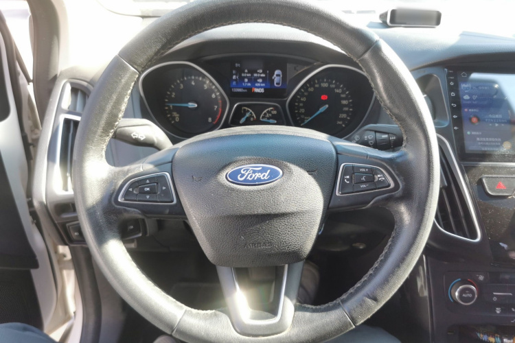 福特 福克斯 2017款 三厢 EcoBoost 180 自动精英型中控内饰13