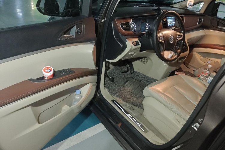 别克GL8 2017款 25S 尊贵型 国V中控内饰20