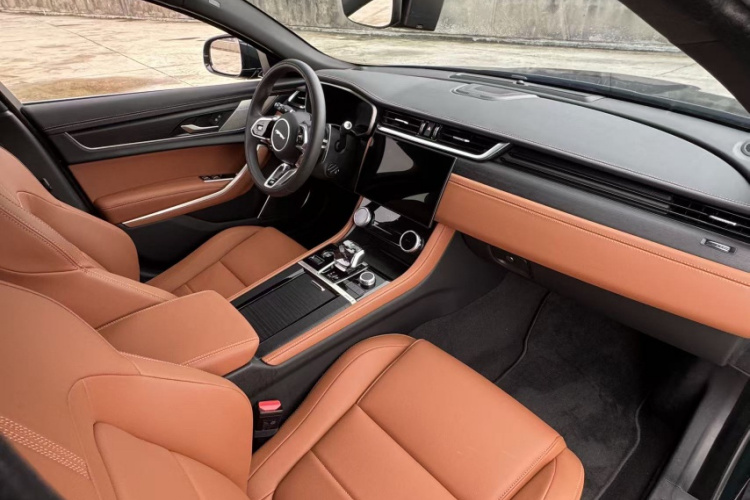 捷豹XFL 2023款 XFL 2.0T P250 两驱精英运动版中控内饰7011