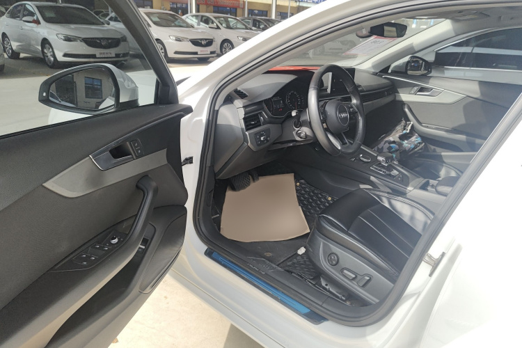 奥迪A4L 2019款 40 TFSI 进取型 国VI中控内饰7003