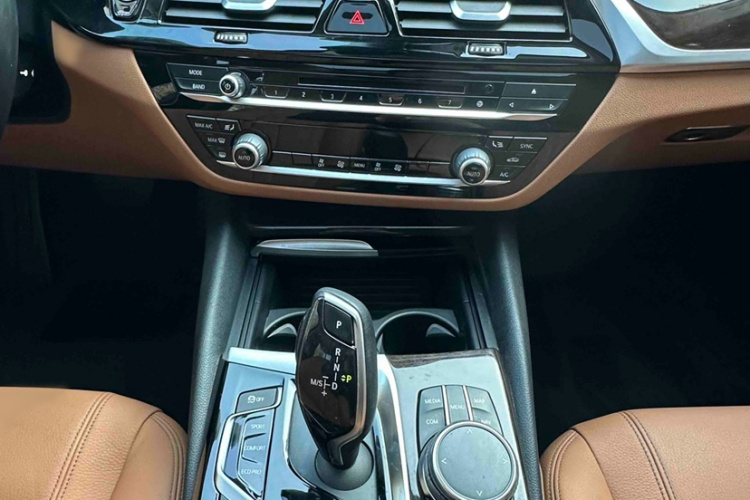 宝马5系 2018款 528Li 上市特别版中控内饰7001